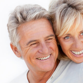Homme et femme vers 50 ans qui prennent du Co-Enzyme Q10 un complément alimentaire pour lutter contre le vieillissement