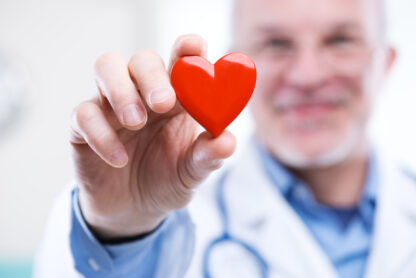 Médecin qui montre un cœur pour illustrer Cardoxyd, un complément alimentaire contre le cholestérol dans les artères