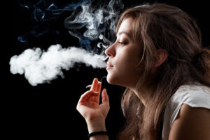 Femme qui fume que les compléments alimentaires dédiés aux troubles Respiratoires dus au tabac permettent de soigner naturellement