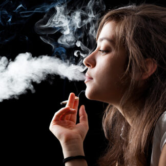 Femme fume atteinte de parondontite tabagique que le complément alimentaire TPD Pack permet de traiter naturellement