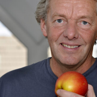 Homme avec une pomme allusion aux troubles de la prostate que le complément alimentaire Menconfort permet de traiter naturellement