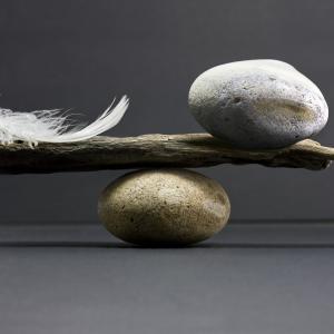 Balance entre une plume et une pierre, représente l’équilibre acido-basique auquel le complément alimentaire ALC Complex permet de traiter naturellement