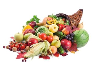 Panier de fruits et baies rouges aux vertus antioxydantes que les compléments alimentaires Anti-oxydants utiles dans la lutte contre le vieillissement permettent de soigner naturellement