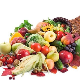 Panier de fruits et baies rouges aux vertus antioxydantes que les compléments alimentaires Anti-oxydants utiles dans la lutte contre le vieillissement permettent de soigner naturellement